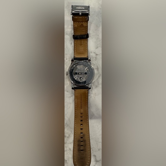 Fossil watch, gold dials and accents- black leather strap - Picture 2 of 2